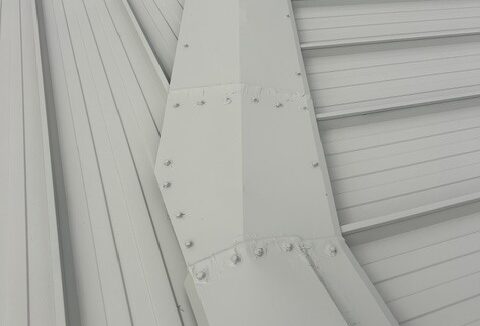 Structural detail at the gutter junction during installation